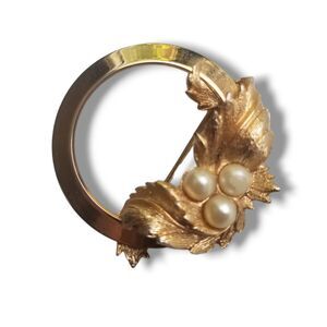 Sarah Coventry Golden Faux Pearls Leaves Round Shape Pin Brooch Vintage Signed